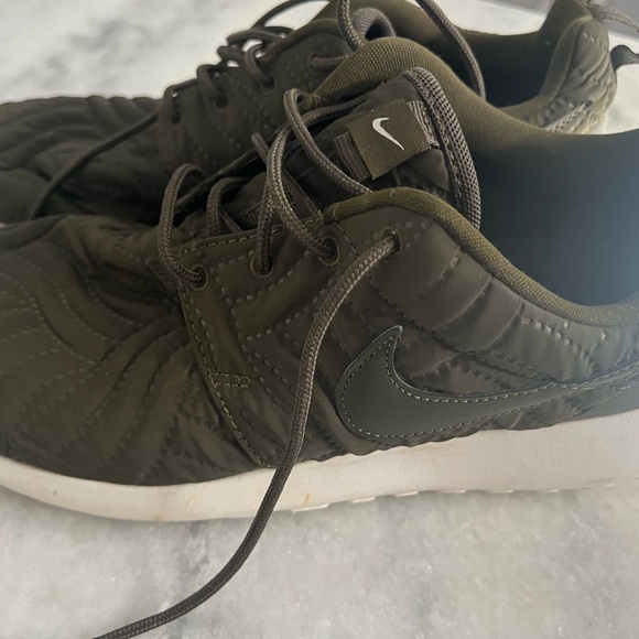 Nike green soft runners - Picture 2 of 6